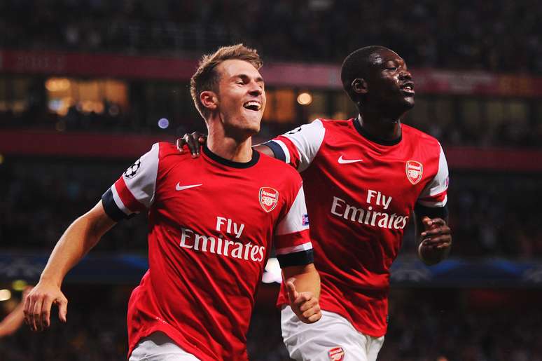Ramsey (esq.) fez os dois gols do Arsenal