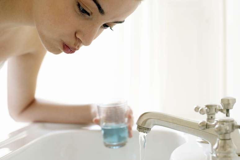 <p>Se agrega fluoruro al agua potable como elemento reductor de las caries.</p>
