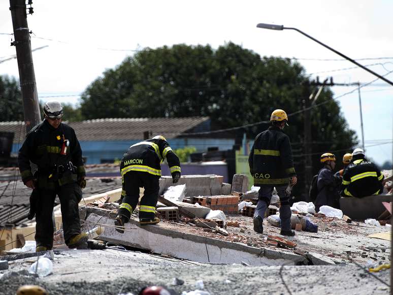 Bombeiros fazem buscas por sobreviventes sob escombros de obra desabada