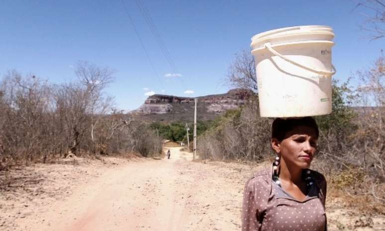 <p>Titulares do Bolsa Família, as mulheres do sertão estão começando a transformar seus papéis na família e na sociedade do interior do Piauí e se libertando da servidão ao homem, milenar como a miséria</p>