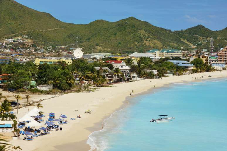 O leste do Caribe oferece águas claras e belos locais para aventura, como em Philipsburg