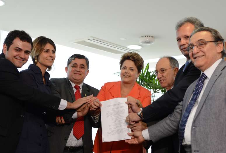 Presidente Dilma recebe de líderes de partidos na Câmara abaixo-assinado que pede plebiscito para reforma política