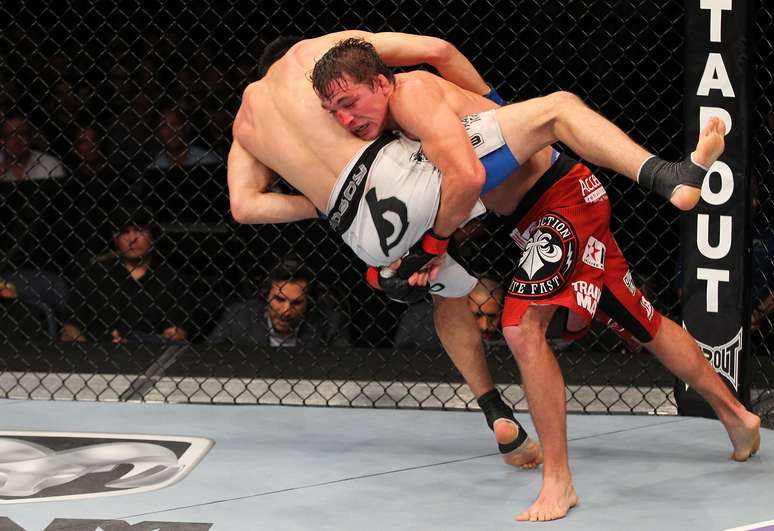 Darren Elkins apanhou no primeiro round, ficou com o rosto vermelho, mas passou a derrubar Hatsu Hioki e venceu por decis&atilde;o dos jurados