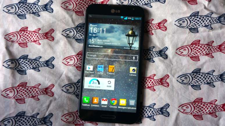 <p>LG Optimus G tem tela de 5,5 polagdas Full HD</p>