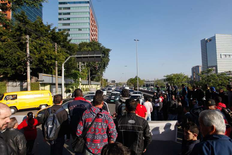 Manifestantes fecharam a pista local da Marginal Pinheiros nesta quarta-feira, em protesto