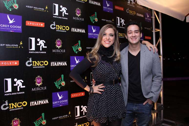 Os integrantes do Porta dos Fundos receberam amigos para comemorar um ano de exist&ecirc;ncia do canal, na boate Miroir, no Rio. Na foto, Marcos Veras e Julia Rabelo