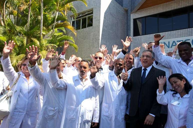 Médicos estrangeiros ao lado do ministro da Saúde Alexandre Padilha