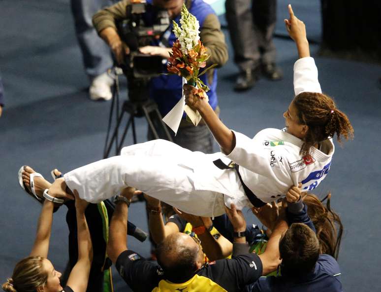 <p>Rafaela Silva é festejada depois do ouro no Mundial de Judô</p>