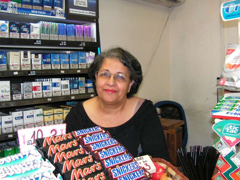 Sara Perez, 63 anos, procura n&atilde;o pensar em um poss&iacute;vel ataque a Israel