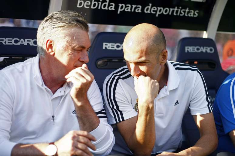 Carlo Ancelotti e Zinedine Zidane conversam no banco do Real Madrid