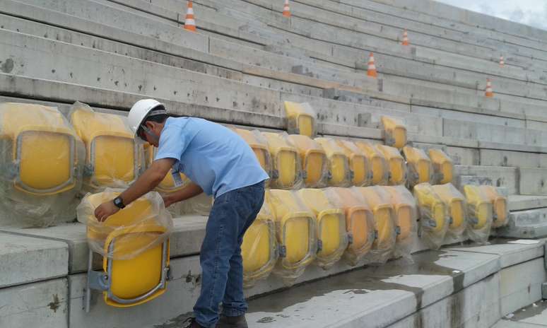 <p>Instalação de assentos nas arquibancadas começou nesta semana na sede de Manaus para a Copa de 2014</p>