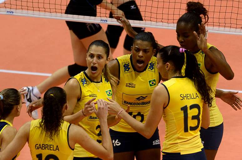 <p>Seleção Brasileira manteve sua boa campanha na fase final do Grand Prix e passou pelas anfitriãs japonesas por 3 sets a 0, nesta quinta-feira, em Sapporo</p>