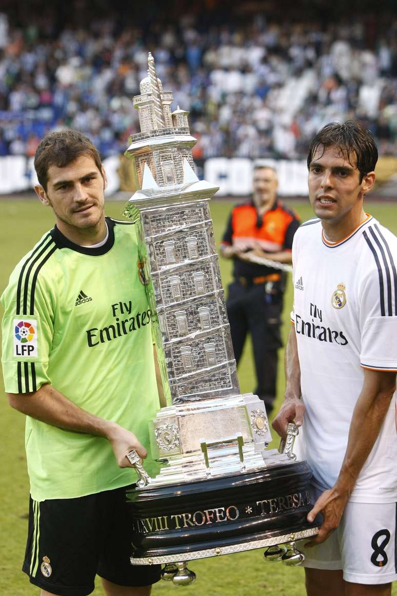 Iker Casillas e Kaká erguem o troféu do Teresa Herrera
