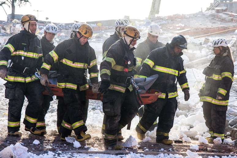 <p>Bombeiros encontraram o 9º corpo sob os escombros da obra que desabou</p>