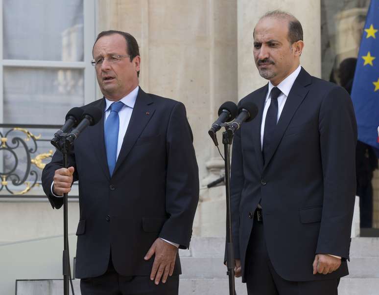 Hollande fala com jornalistas ao fim de encontro com o líder da Coalizão Nacional Síria, Ahmad al-Jarba, em Paris