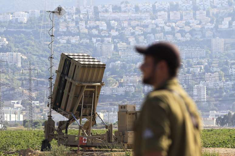 Soldado israelense caminha pr&oacute;ximo a uma bateria antia&eacute;rea na cidade de Haifa