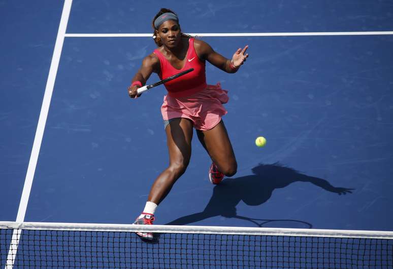 <p>Em partida válida pela segunda rodada do US Open contra Galina Voskoboeva, Serena Williams devolveu bola, mas se desequilibrou e tomou um tombo em quadra, que preocupou a torcida</p>