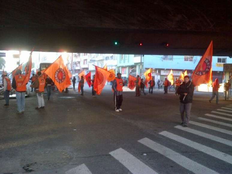 Manifestantes bloquearam vias nas proximidades da estação rodoviária de Porto Alegre na manhã desta sexta-feira