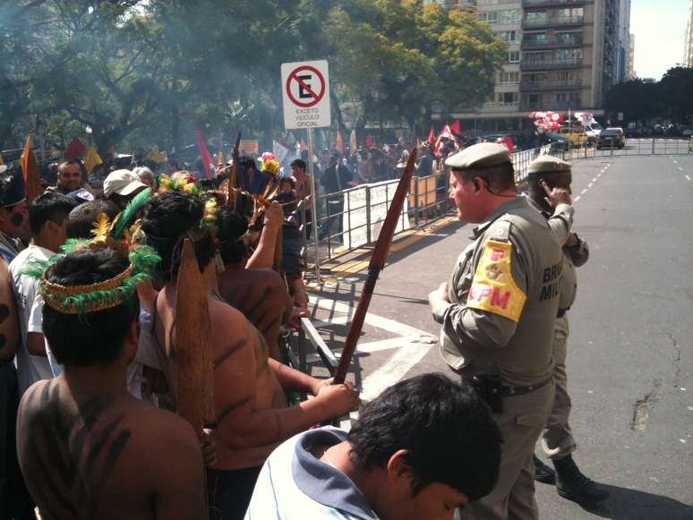 <b>Porto Alegre</b> - A Brigada Militar (Polícia Militar local) negocia cm os índios durante um protesto em Porto Alegre