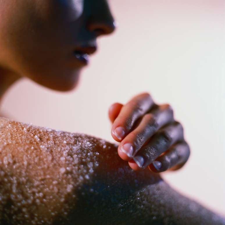 <p><strong>Esfoliação</strong><br />O sol estimula a produção da melanina na primeira camada da pele, que é renovada a cada duas semanas. Portanto, antes de iniciar o bronzeado remova camadas de peles mais antigas e assim há chances de a cor durar mais tempo. Use produtos prontos ou sal misturado com mel</p>