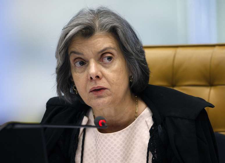 Ministra Cármen Lúcia durante sessão que julga embargos do processo do mensalão