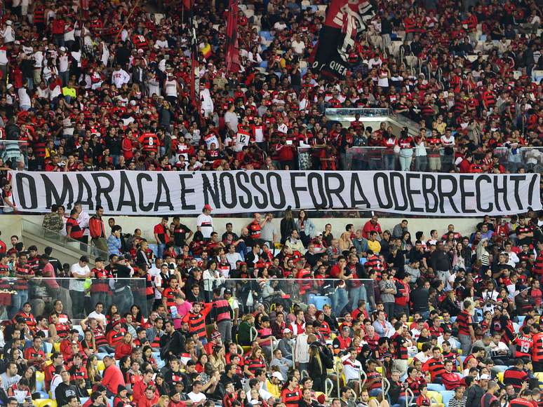 <p>Torcida do Flamengo protesta para construtora por conta do Maracan&atilde; em jogo contra o Cruzeiro na quarta passada</p>