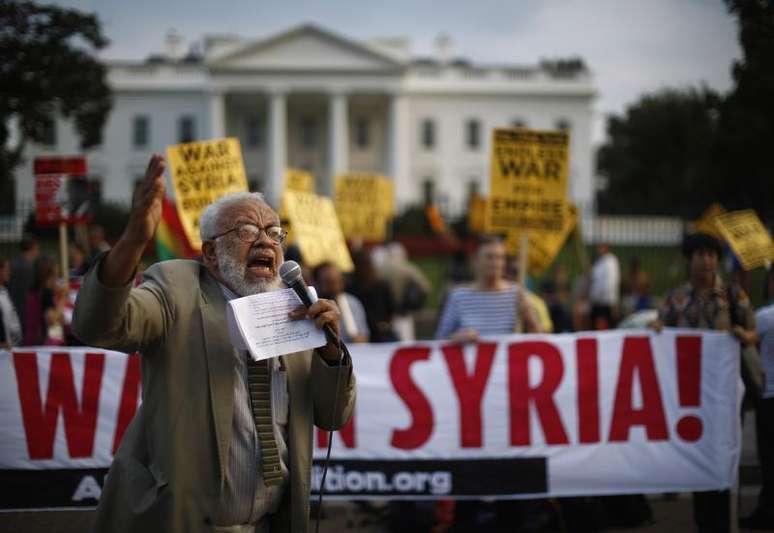 <p>Manifestantes protestam contra eventual ataque à Síria em frente à Casa Branca</p>
