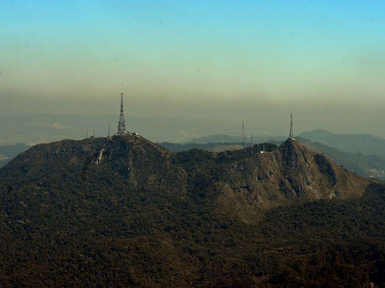 Imagem mostra a poluição no Pico do Jaraguá, em São Paulo, na tarde desta sexta-feira