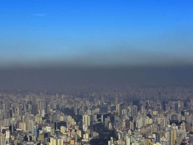 A baixa umidade nesta tarde impede que os gases se dissipem, formando uma nuvem de poluição