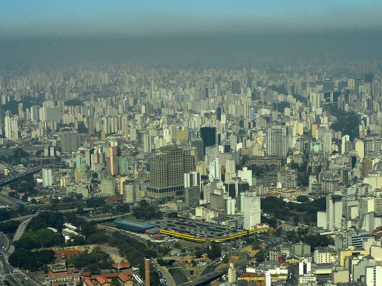 Imagem aérea mostra poluentes na região central da cidade