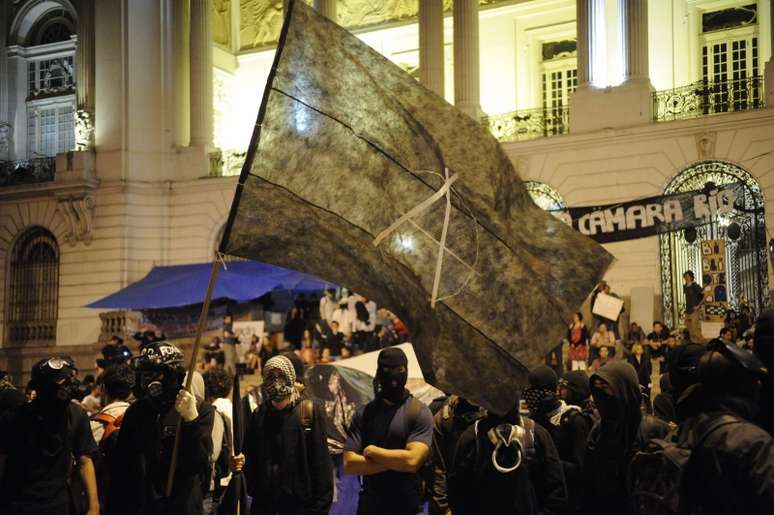 Manifestantes Black Block se concentram para manifestação na Cinelândia, em frente à Câmara dos Vereadores, no centro do Rio de Janeiro