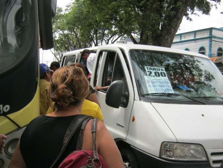 <p>Vans clandestinas começaram a circular para transportar os passageiros</p>