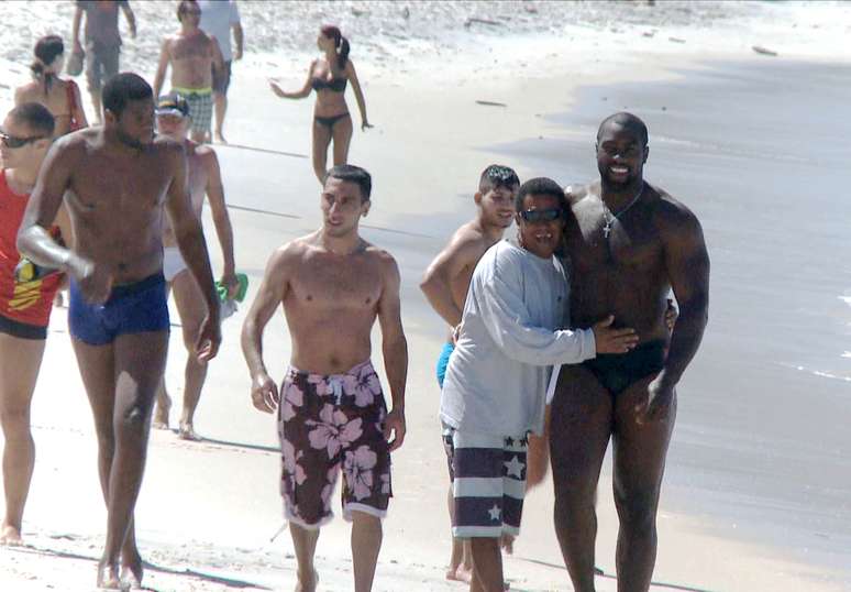 <p>Pentacampe&atilde;o mundial e medalhista de ouro ol&iacute;mpico, judoca&nbsp;franc&ecirc;s Teddy Riner chamou aten&ccedil;&atilde;o de f&atilde;s ao passear nesta sexta-feira pela praia de Copacabana, no Rio de Janeiro</p>