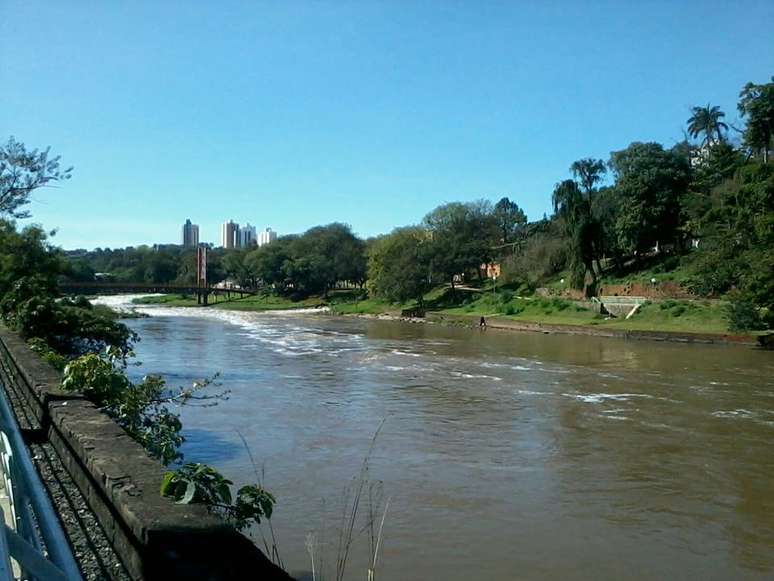 <p>Foto tirada de dentro do parque do Engenho Central mostra a beleza do rio Piracicaba</p>