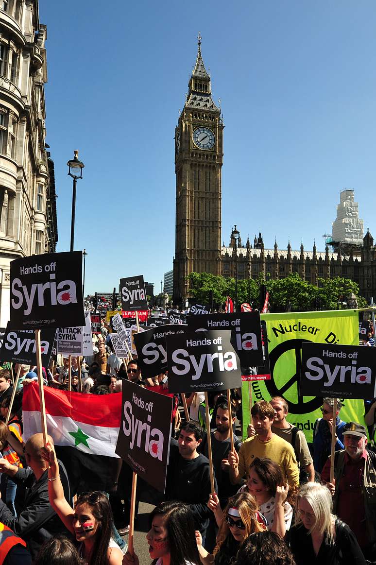 Em frente ao Big Ben, no centro de Londres, centenas de pessoas protestam contra a ameaça de uma intervenção militar na Síria