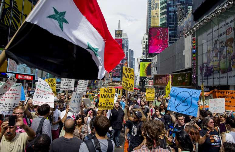 Declarações de Barack Obama levaram centenas de pesssoas a Times Square, em Nova York, para protestar contra a guerra