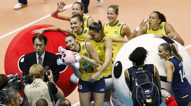 Brasileiras comemoram após vitória