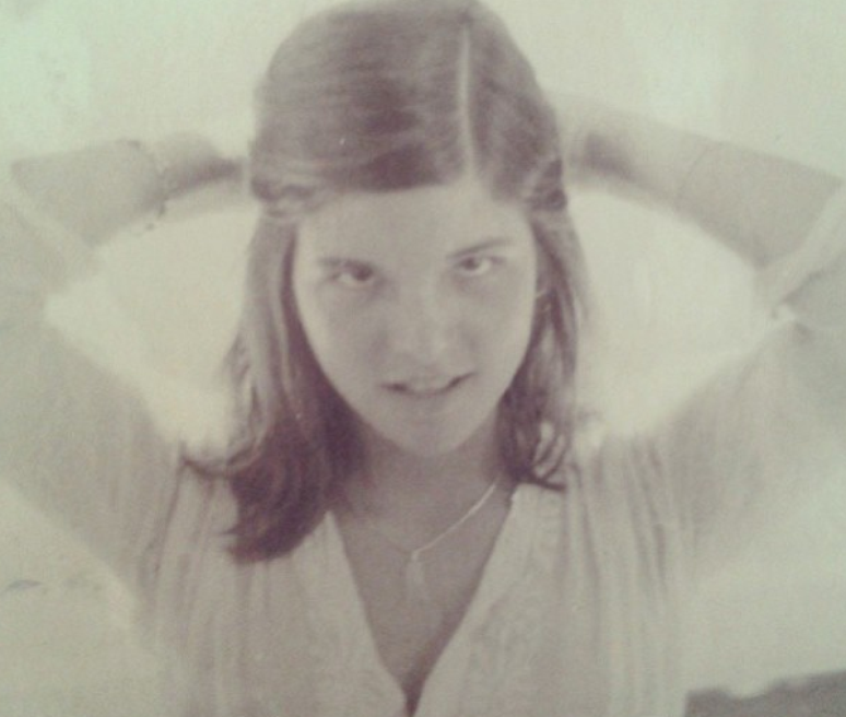 <p>Atriz relembrou a adolesc&ecirc;ncia e postou foto de quando tinha 15 anos de idade</p>