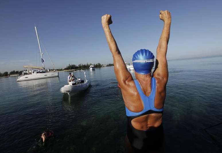 Nadadora de longas distâncias Diana Nyad vibra antes de iniciar tentativa de ir de Havana, Cuba a Key West, na Flórida, perseguindo um sonho que ela alega ter quase tirado a sua vida no ano passado. 31/08/2013