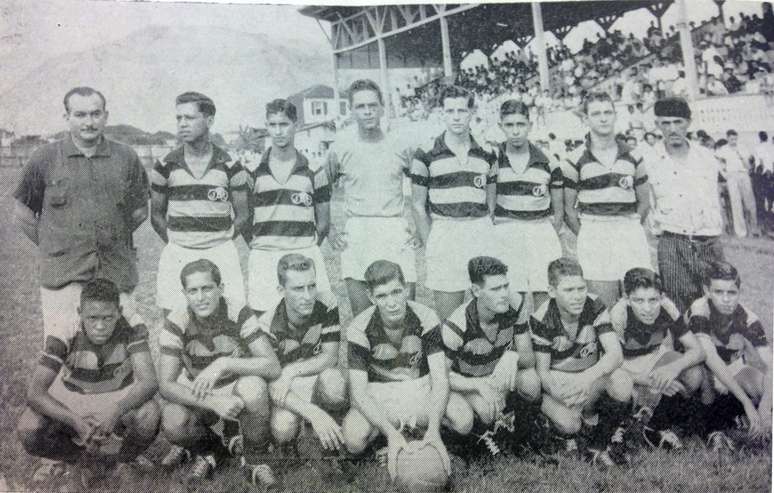 Gylmar, o goleiro ao centro, ainda nos juvenis do Jabaquara. Seu apelido era Girafa