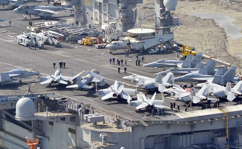 <p>O porta-aviões nuclear USS Nimitz e outros navios da sua frota estão indo para o oeste em direção ao Mar Vermelho, para apoiar o iminente ataque dos EUA sobre a Síria, se necessário. Em foto de 11 de maio deste ano, o porta-aviões chega a Busan, na Coreia do Sul</p>