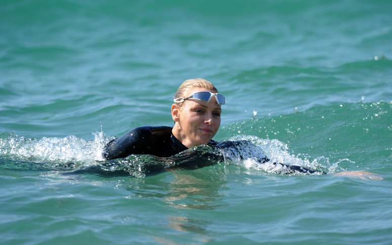 A princesa Charlene de Mônaco nada e simula afogamento durante uma campanha de sensibilização para a segurança no mar organizado pelo Clube de Resgate Costeiro de Capbreton, em Capbreton, no sudeste da França