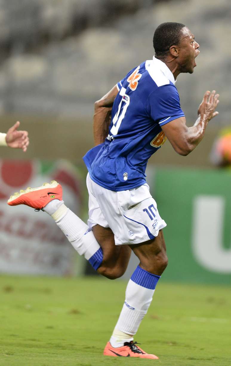 <p>Júlio Baptista vive boa fase no Cruzeiro</p>