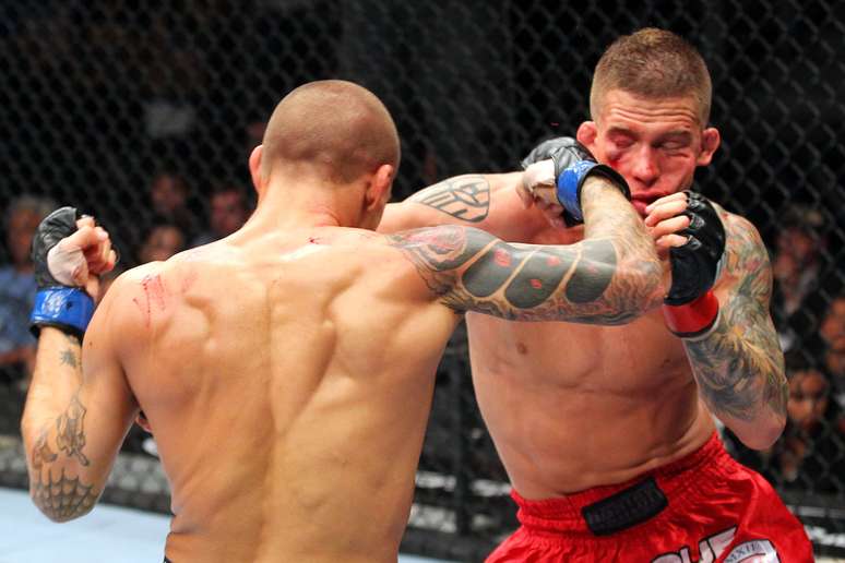 <p>Poirier (esq.) feriu bastante o rosto de Koch</p>