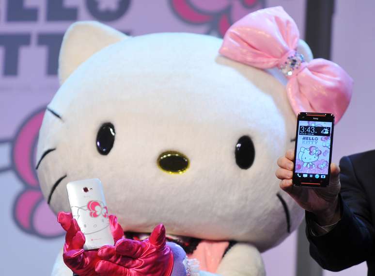 HTC, empresa de eletrônicos de Taiwan, apresenta seu novo smartphone, que vem com nove tipos de papéis de parede Hello Kitty estilizados. O aparelho possui CPU quad-core, display LCD de alta definição de 5 polegadas e a câmera HTC UltraPixel. O lançamento oficial será dia 3 de setembro de 2013