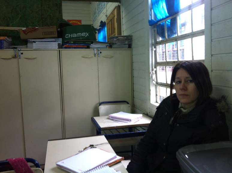<p>A professora Mara Oliveira conta que, em um ano, nada foi feito para melhorar as condições da escola</p>