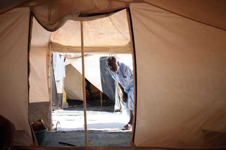 Mohammed Abdullah entra em sua tenda, que divide com sua família, em campo de refugiados na Jordânia