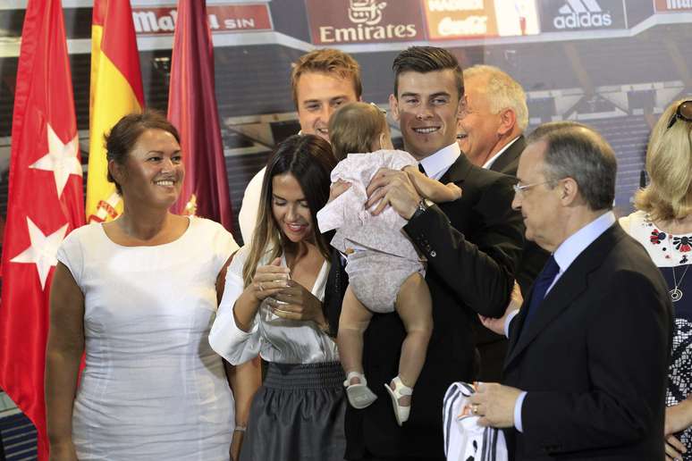<p>Familiares acompanharam Bale nio evento no Santiago Bernabéu</p>