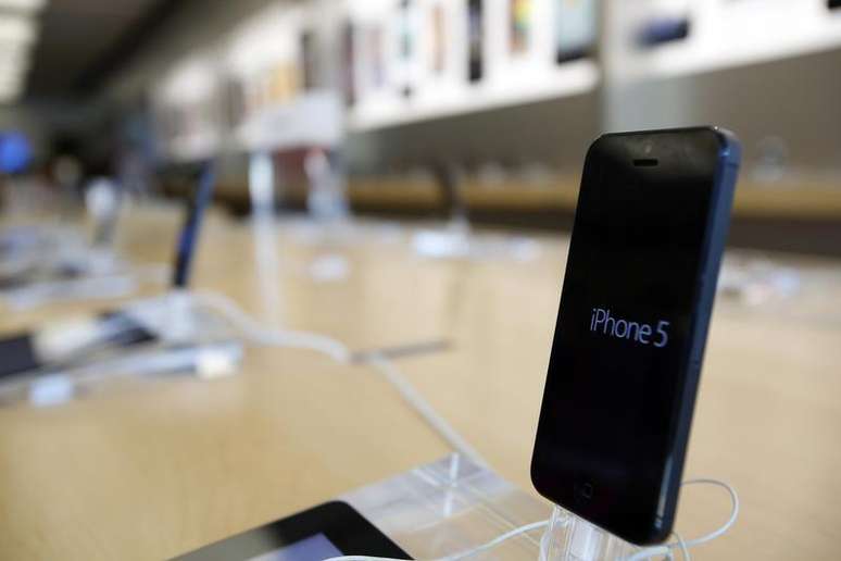 Um iPhone 5 fotografado em uma loja da Apple em Pasadena, Califórnia. A Apple lançou um programa de troca de modelos de iPhones mais antigos em suas lojas de varejo nos Estados Unidos, num momento em que se prepara para o lançamento de uma nova versão do smartphone. 22/07/2013.