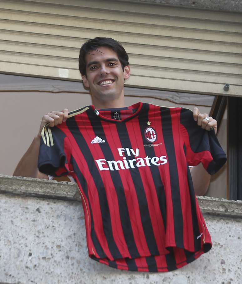 <p>A principal movimentação do dia foi a confirmação da volta de <strong>Kaká</strong> ao Milan, após quatro temporadas de pouco brilho no Real Madrid</p>